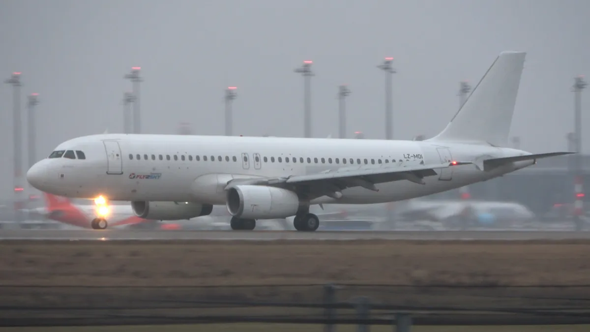 Fly2Sky Fluggesellschaft fotografiert von Thomas Job Airbus A320 BER Regen 01 LZ MDI