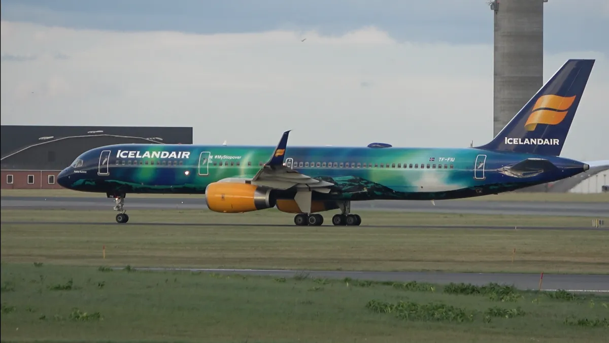 TF FIU ICELANDAIR BOEING 757 20 northern lights