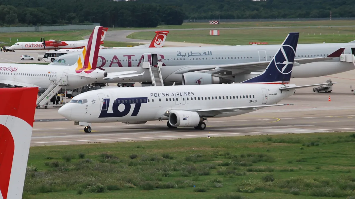 LOT Polish Airlines Thomas TXL B737 planes tails