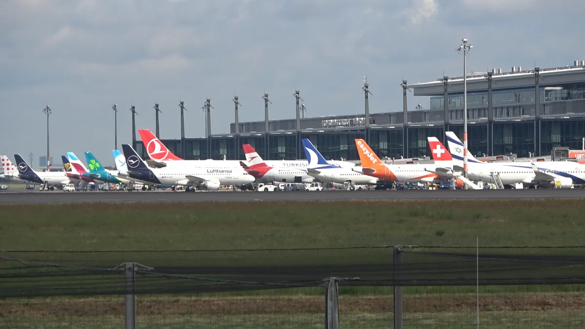 Flughafen Berlin Brandenburg Tale Parade Tales Leitwerke