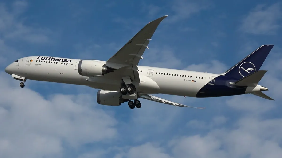 Lufthansa Boeing B787 9 D ABPA LEJ 0881