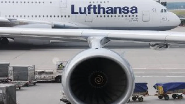 Wie fliegt man mit Premium-Airlines günstig?