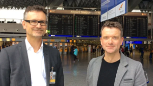 Erstes Interview am Flughafen Frankfurt