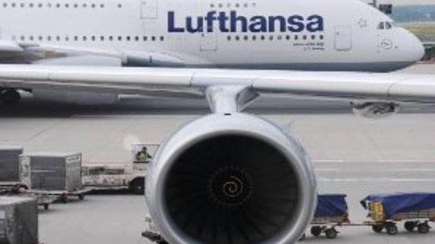 Wie fliegt man mit Premium-Airlines günstig?