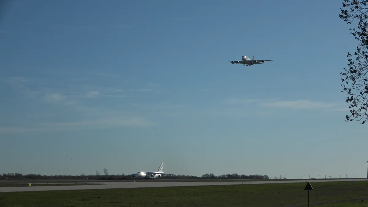 Antonov AN124 und LH A380 Lowpass uebereinander RWY26R