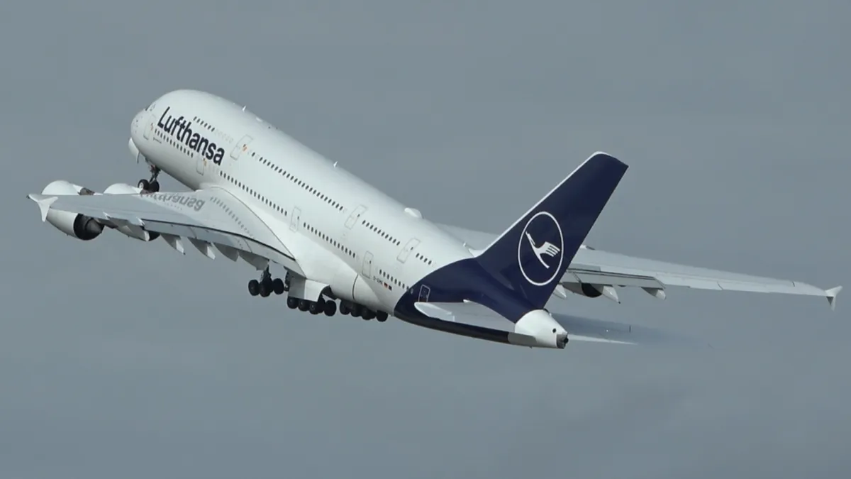 Lufthansa Airbus A380 D AIMK LEJ Leipzig Training 2023 04 12 lowpass 0754 takeoff 26R Seite Planespotter